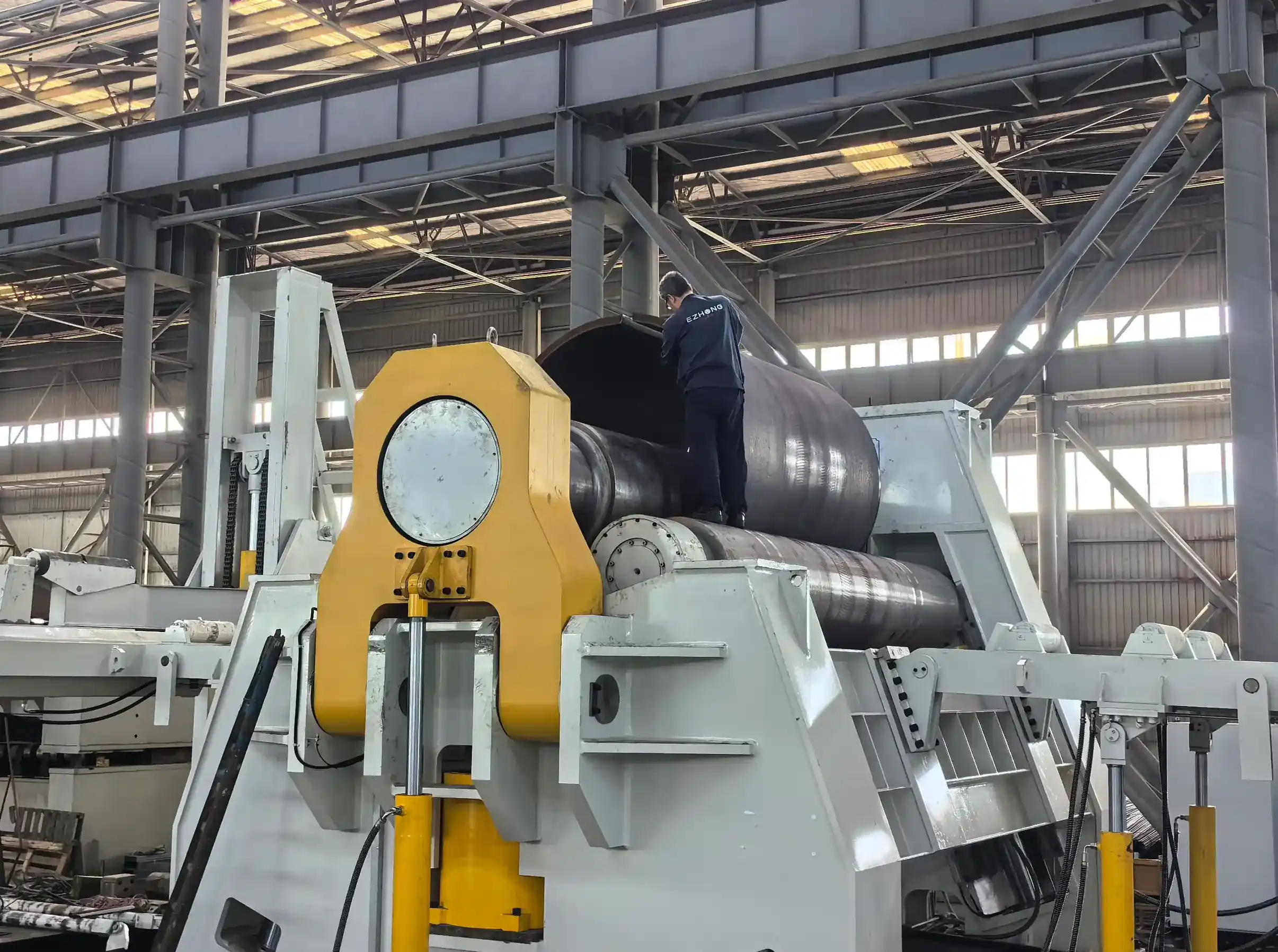 Zweifachgeschwindiges hydraulisches System zur Optimierung von Dünnblechen